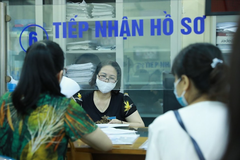 Người dân giải quyết các chế độ của bảo hiểm xã hội. Ảnh: HN