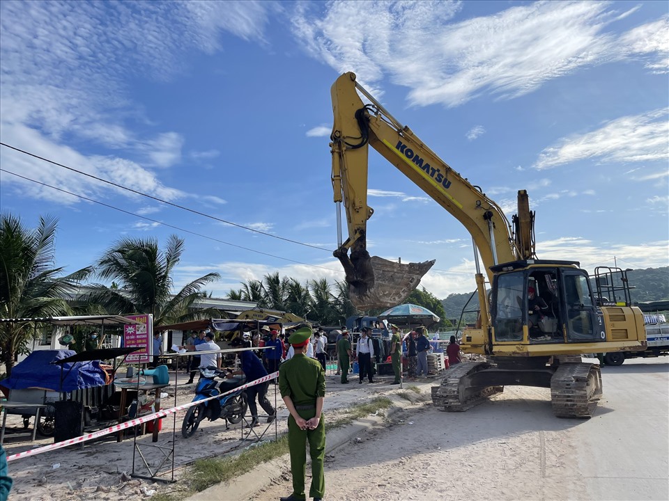 Phương tiện cơ giới chuyên dụng đã được huy động để cưỡng chế.