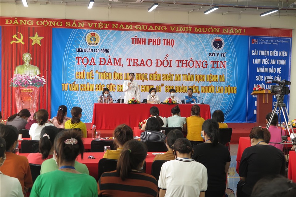 Các bác sĩ tư vấn, chia sẻ với công nhân Công ty TNHH YIDA Việt Nam về các vấn đề liên quan đến chăm sóc sức khỏe hậu COVID-19 tại buổi tọa đàm “Thích ứng linh hoạt, kiểm soát an toàn dịch bệnh và tư vấn chăm sóc sức khỏe hậu COVID-19”.