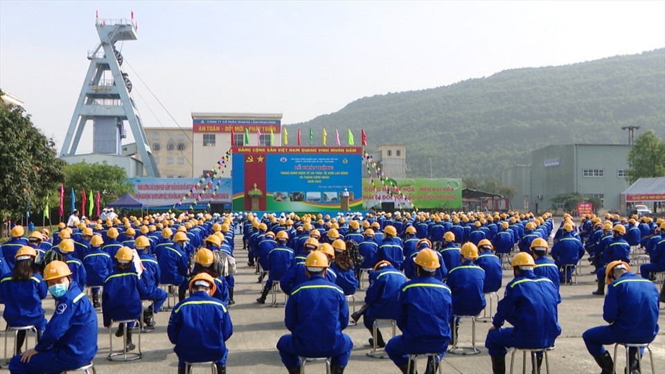 Lế phát động về "Tháng hành động an toàn vệ sinh lao động” – “ Tháng công nhân” năm 2022 của ngành than tại mặt bằng Công than Hà Lầm (Quảng Ninh). Ảnh: QTV