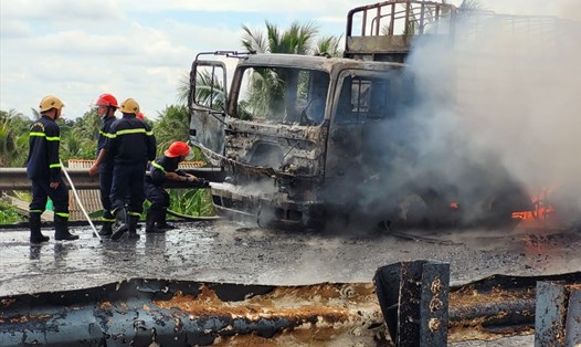 Khoảng 900m2 mặt đường cao tốc TPHCM - Trung Lương hư hỏng nặng do xe tải chở dầu nhớt bị cháy.