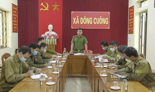 Thượng úy Nông Minh Tràng chỉ đạo trong cuộc họp tại địa phương. Ảnh: NVCC.