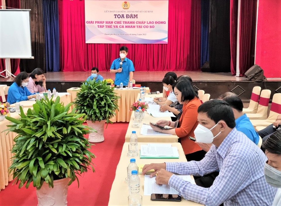 Phó Chủ tịch LĐLĐ TPHCM Phạm Chí Tâm (đứng) phát biểu tại tọa đàm. Ảnh: Nam Dương