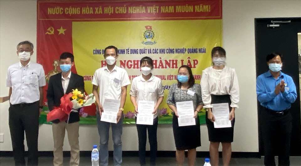 Quảng Ngãi kết nạp 180 đoàn viên công đoàn. Ảnh: Thanh Chung