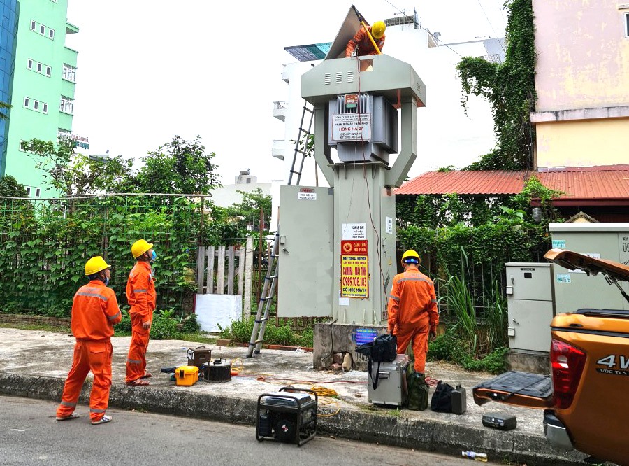 Công nhân Điện lực thành phố Hạ Long kiểm tra trạm biến áp. Ảnh: PCQN
