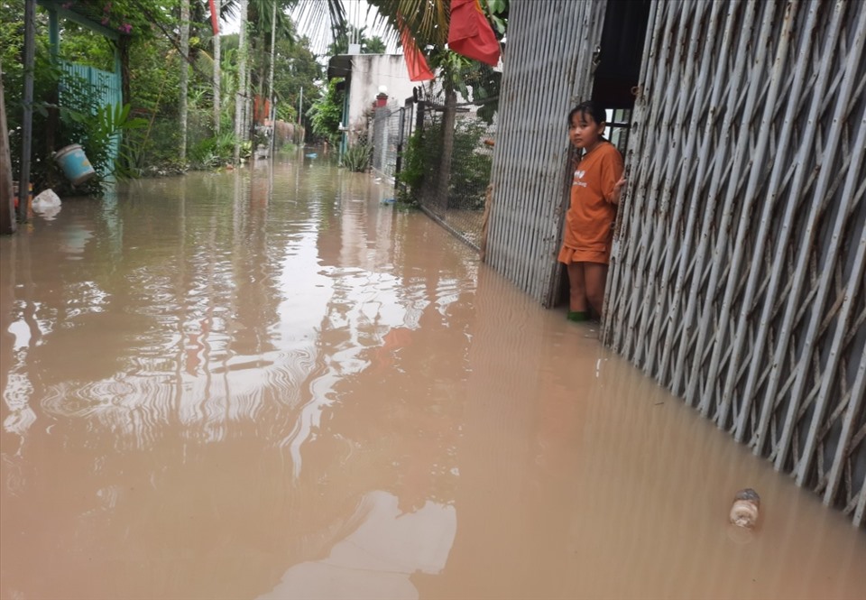 Khu phố ở Bình Dương ngập sâu do mưa lớn, người dân thiệt hại nặng