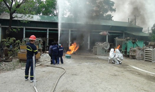 Cán bộ an toàn vệ sinh viên Cty TNHH MTV Khai thác và chế biến đá An Giang tập huấn kỹ năng phòng cháy, chữa cháy.