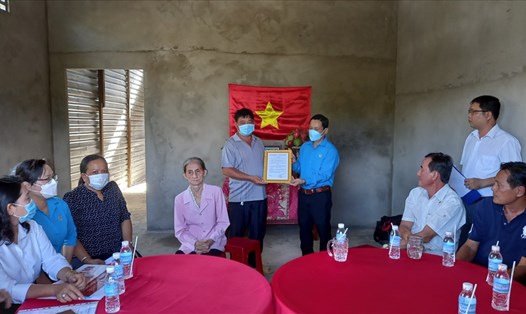 Chủ tịch LĐLĐ tỉnh Tiền Giang trao Quyết định tặng Mái ấm Công đoàn. Ảnh: TG
