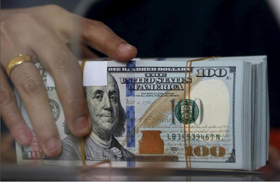 Chốt lời ồ ạt, đồng USD hạ giá, giá vàng vụt sáng sau quyết định của Fed