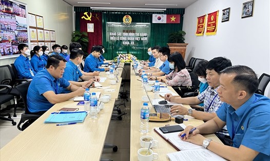 Đoàn công tác khảo sát trực tiếp tại công đoàn cơ sở Công ty TNHH Hosiden Việt Nam.