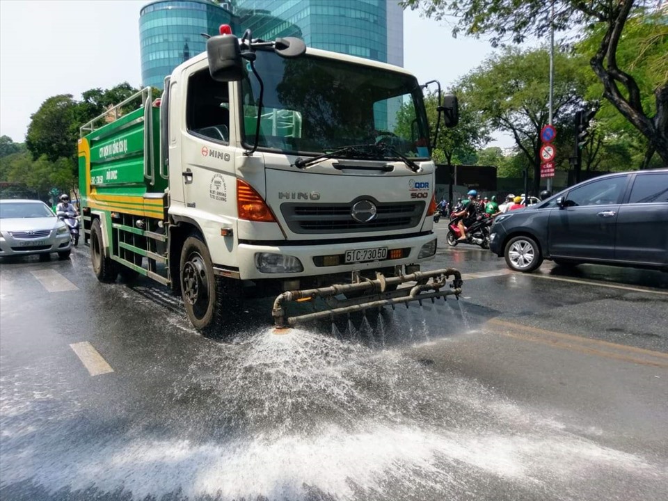 Xe tưới nước rửa đường Lê Duẩn (quận 1, TPHCM).   Ảnh: Minh Quân