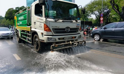 Xe tưới nước rửa đường Lê Duẩn (quận 1, TPHCM).   Ảnh: Minh Quân