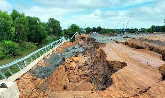 Hiện trường đường dẫn vào cầu Bắc Chiên - Cả Bản đang thi công đã sạt lở, nứt toang.