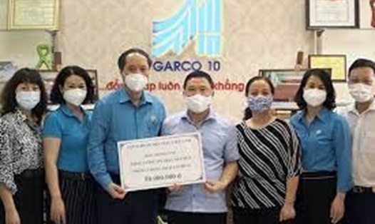 Công đoàn Dệt May Việt Nam trao hỗ trợ cho người lao động "3 tại chỗ" trong thời gian dịch COVID-19 năm 2021 (ảnh minh hoạ). Ảnh: CĐN