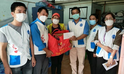 Công đoàn cơ sở Công ty TNHH Pouchen Việt Nam thăm, hỗ trợ công nhân khó khăn ở nhà trọ. Ảnh: Hà Anh Chiến