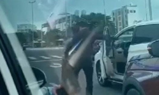 Tài xế Grab bị nhóm người đánh giữa đường ở Đà Nẵng. Ảnh chụp màn hình