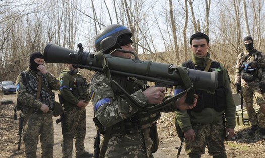 Quân nhân Ukraina nghiên cứu hệ thống vũ khí vác vai Carl Gustaf M4 của Thụy Điển.  Ảnh: AP