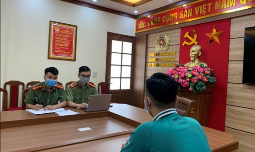 Công dân K.T.N làm việc tại Cơ quan Công an. Ảnh: Công an tỉnh Quảng Ninh