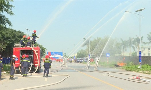 Liên đoàn Lao động huyện Ứng Hoà phối hợp tổ chức diễn tập thực hành phòng cháy chữa cháy. Ảnh: CĐH