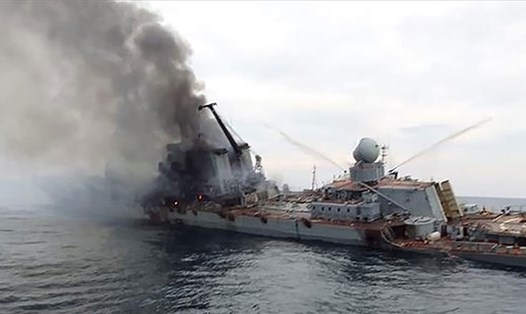 Soái hạm Mátxcơva của Nga bị chìm. Ảnh: Twitter/east2west news
