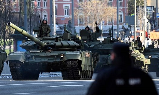 Xe tăng Nga tập dượt duyệt binh. Ảnh: AFP