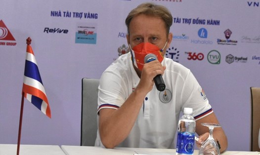 Huấn luyện viên trưởng U23 Thái Lan Alexandre Polking trả lời tại buổi họp báo. Ảnh: T.D