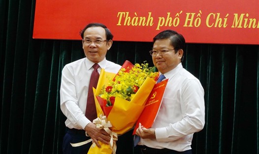 Bí thư Thành ủy TPHCM Nguyễn Văn Nên trao quyết định cho ông Lê Văn Thinh (phải).  Ảnh: Minh Quân