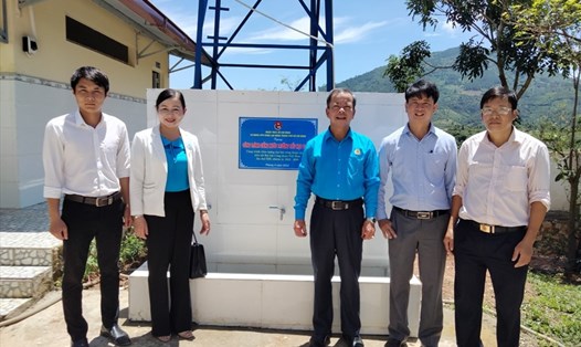 Ông Hoàng Liên - Chủ tịch LĐLĐ tỉnh Lâm Đồng (giữa) - trao công trình giếng nước.