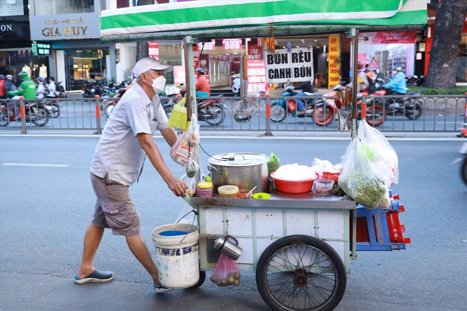 Xe bán bún riêu, canh bún của chú Đức. Ảnh: ĐQ. Xe bán bún riêu, canh bún của chú Đức. Ảnh: ĐQ.