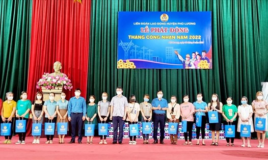Lãnh đạo LĐLĐ tỉnh Thái Nguyên và huyện Phú Lương trao hỗ trợ cho công nhân khó khăn. Ảnh: CĐTN