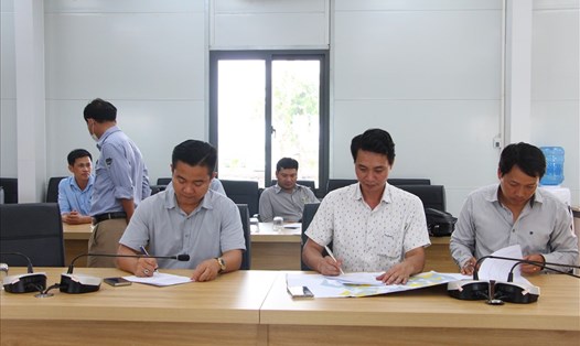 Đại diện UBND huyện Long Thành, Cảng vụ miền Nam và Tổng Công ty Cảng hàng không Việt Nam (ACV) ký kết biên bản bàn giao đất giai đoạn 1 vào ngày 5.5. Ảnh: Hà Anh Chiến