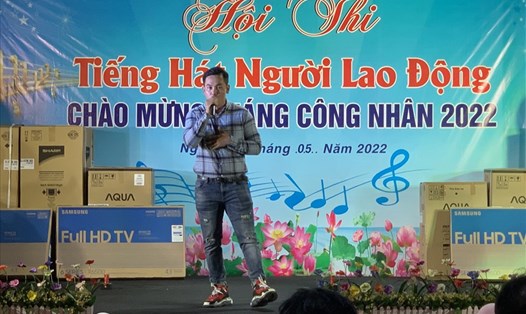 Công nhân lao động tham gia hội thi tiếng hát người lao động chào mừng tháng công nhân năm 2022 ở Đồng Nai. Ảnh: Hà Anh Chiến