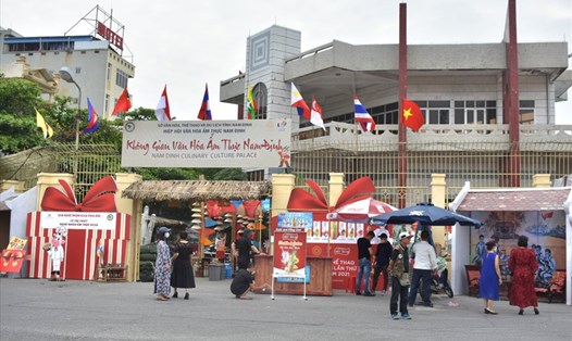 Khu trưng bày không gian văn hóa ẩm thực Nam Định nằm sát cạnh sân vận động Thiên Trường. Ảnh: T.D