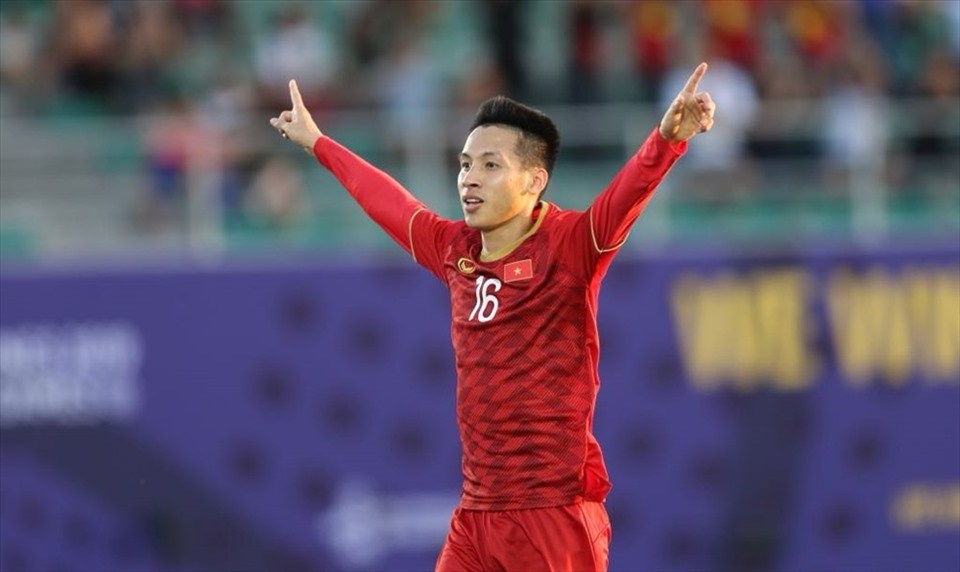 Hùng Dũng đeo băng đội trưởng U23 Việt Nam trong trận ra quân SEA Games 31. Ảnh: TL