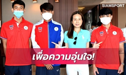 Bà Nualphan Lamsam mang 3 cầu thủ dự phòng cho U23 Thái Lan, ngay trước trận ra quân gặp U23 Malaysia. Ảnh: Siam Sports
