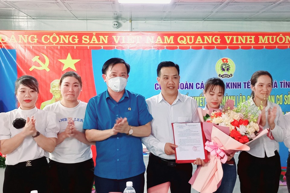 Trao quyết đinh thành lập CĐCS chi nhánh Tổng Công ty May 10 - Công ty CP- Xí nghiệp May 10 Hà Tĩnh. Ảnh: CĐ.