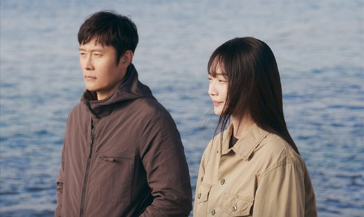 Shin Min Ah và Lee Byung Hun trong một cảnh quay của “Our Blues”. Ảnh: Poster tvN.