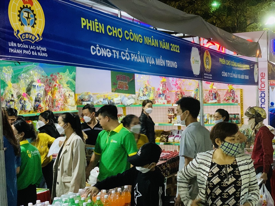 LĐLĐ thành phố Đà Nẵng khai mạc Phiên chợ công nhân 2022. Ảnh: Tường Minh