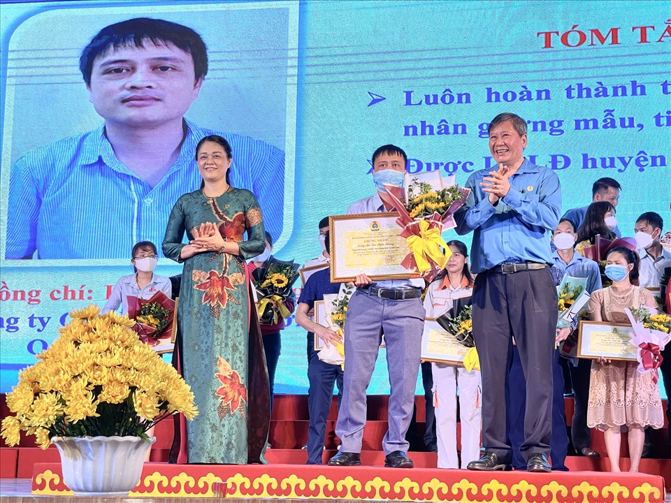 Phó Chủ tịch Thường trực Tổng LĐLĐVN Trần Thanh Hải Và Chủ tịch LĐLĐ tỉnh Hưng Yên Nguyễn Thị Thanh Tuyết tặng Bằng khen cho đoàn viên tiêu biểu vượt khó vươn lên. Ảnh: Hà Anh