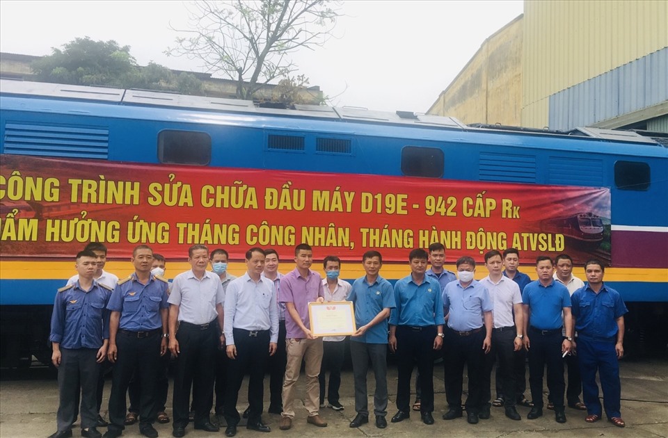 Phó Chủ tịch Công đoàn Đường sắt Việt Nam Nguyễn Thanh Hoàn trao tặng Bằng khen cho Công đoàn Bộ phận Phân xưởng sửa chữa Đầu máy. Ảnh: CĐN