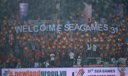 Cổ động viên "tiếp lửa" cho U23 Việt Nam tại sân Việt Trì. Ảnh: Hải Nguyễn