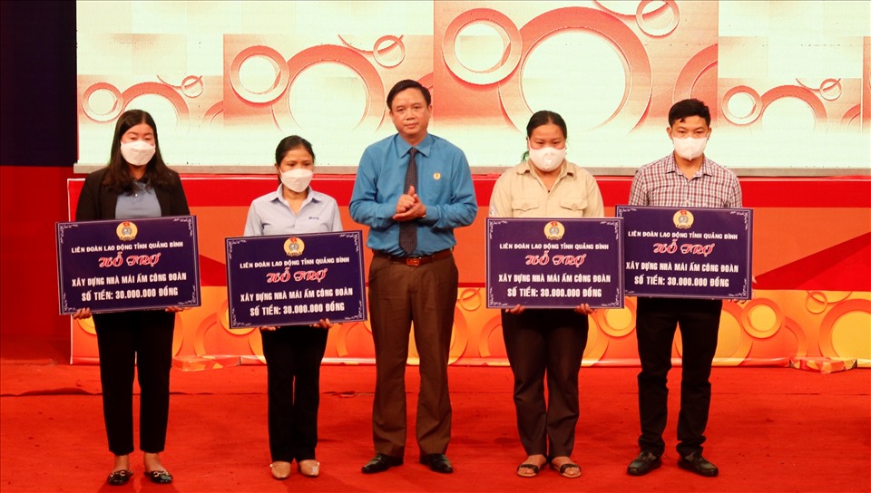 Ông Phạm Tiến Nam - Chủ tịch LĐLĐ tỉnh Quảng Bình - trao quà hỗ trợ "Mái ấm Công đoàn" cho công nhân, người lao động có hoàn cảnh khó khăn. Ảnh: H.L