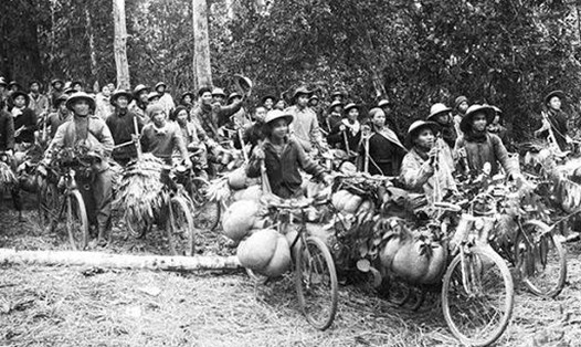 Đoàn xe đạp thồ trong chiến dịch Điện Biên Phủ. Ảnh tư liệu