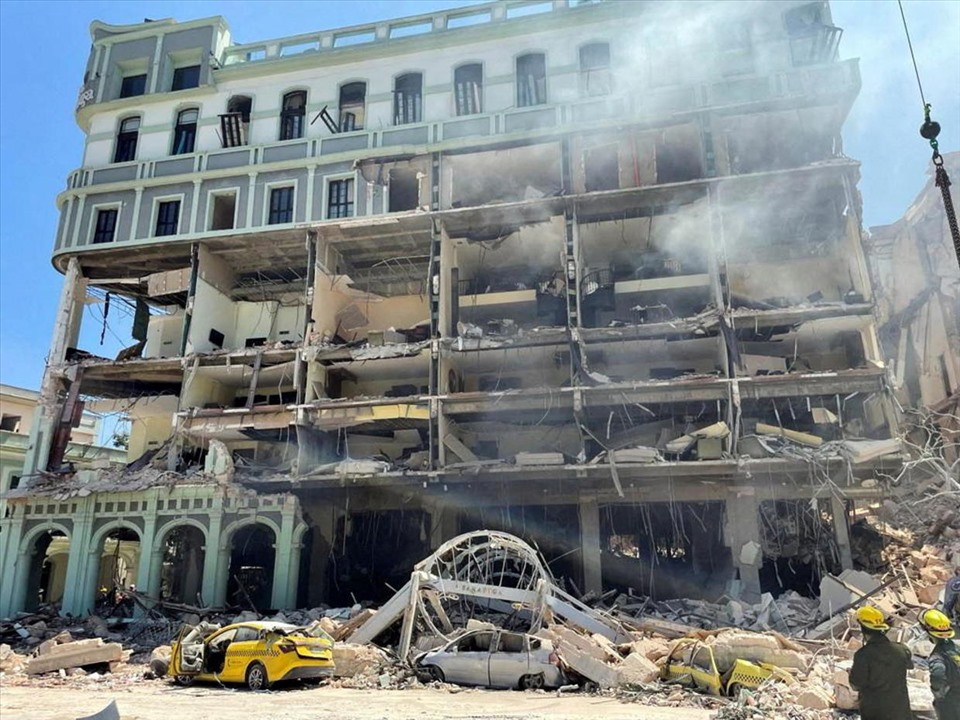 Huge explosion blows the wall of a luxury hotel in Cuba, many people are killed