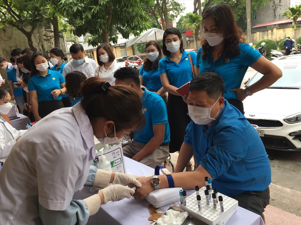 Liên đoàn Lao động TP.Chí Linh tổ chức khám sức khoẻ tầm soát ung thư cho cán bộ công đoàn. Ảnh: DT