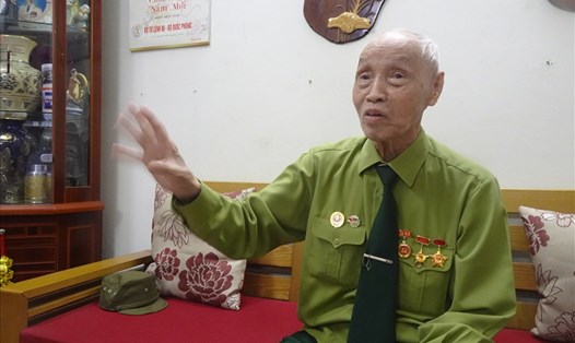 Người anh hùng Đặng Đức Song kể chuyện về chiến thắng Điện Biên Phủ. Ảnh: Phạm Đông