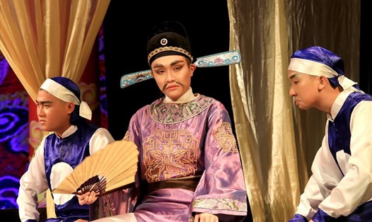 Các diễn viên trẻ sân khấu kịch Phú Nhuận của Hồng Vân nỗ lực trình diễn. Ảnh: BTC