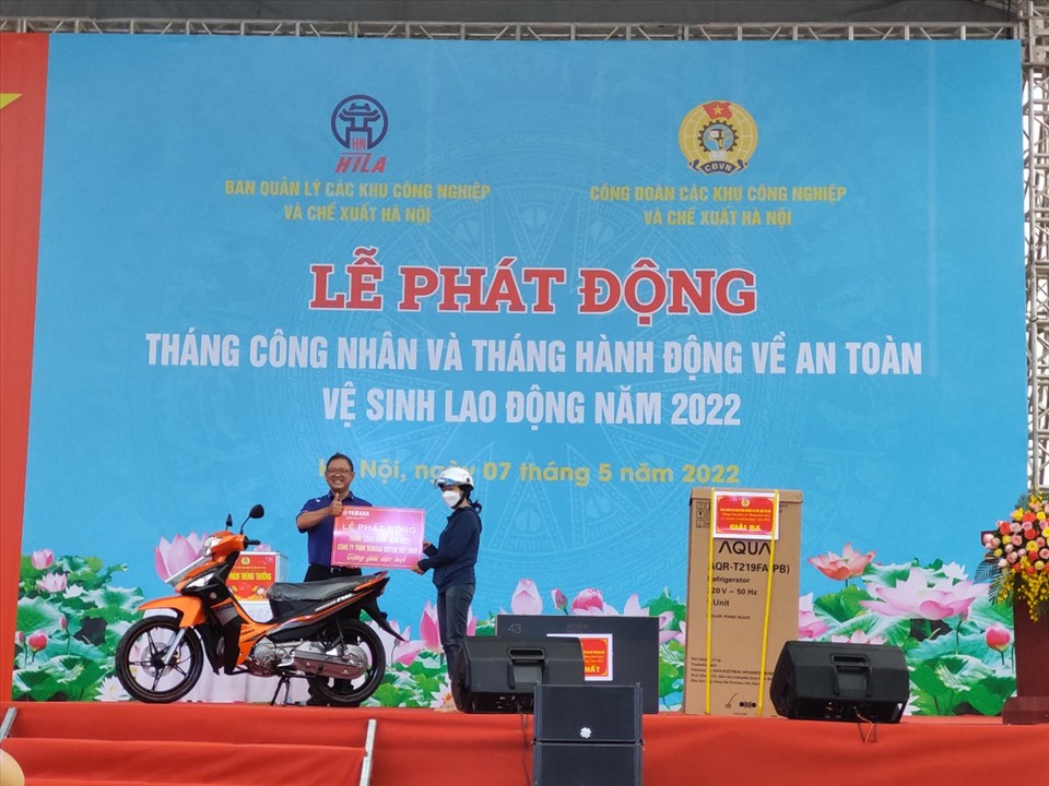 Giải đặc biệt bốc thăm trúng thưởng tại Lễ phát động Tháng công nhân là 1 chiếc xe máy. Ảnh: Mạnh Tiêm