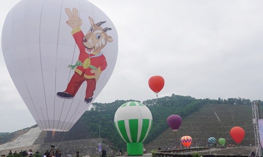 Sao La là linh vật biểu tượng của Sea Games 31 được trình diễn bay khinh khí cầu tại đập Ngàn Trươi Cẩm Trang. Ảnh: Trần Tuấn.