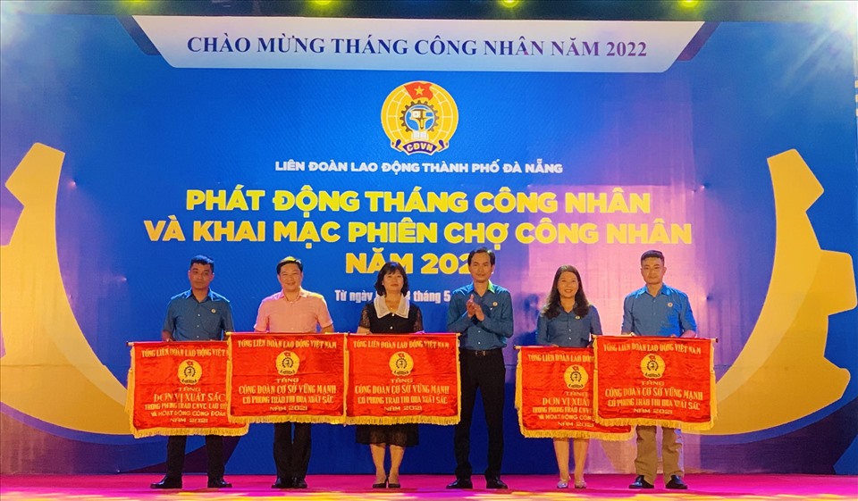 LĐLĐ Đà Nẵng trao cờ thi đua của Tổng LĐLĐ Việt Nam cho 5 tập thể có thành tích xuất sắc trong phong trào CNVCLĐ và hoạt động Công đoàn năm 2021. Ảnh: Tường Minh